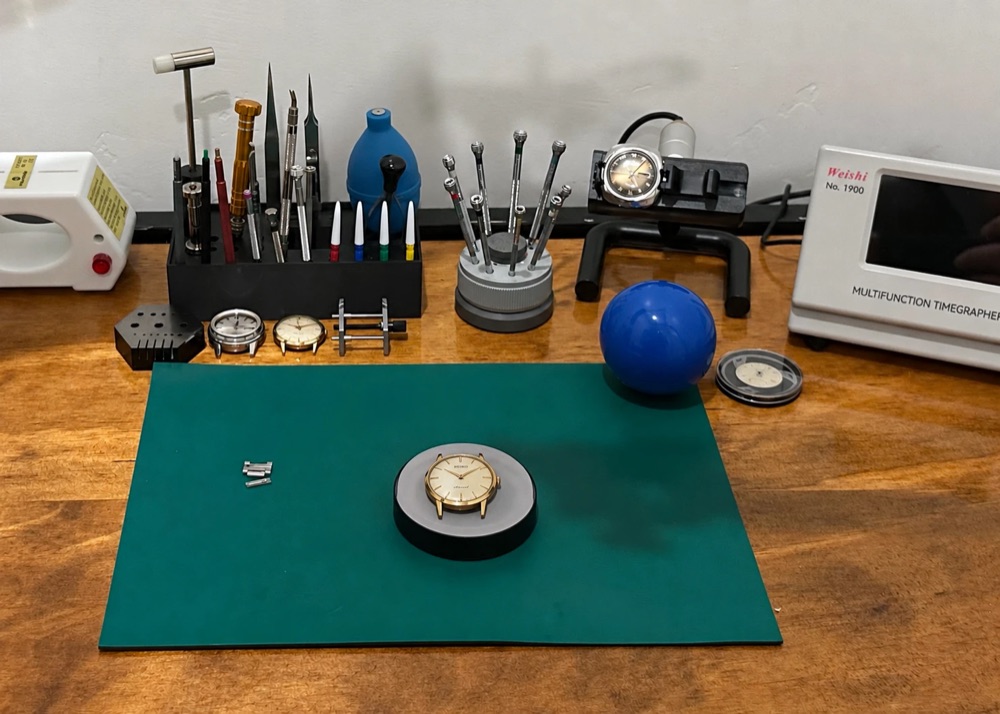 The Daily Driver Watches workbench with tools, timegrapher and a vintage Seiko